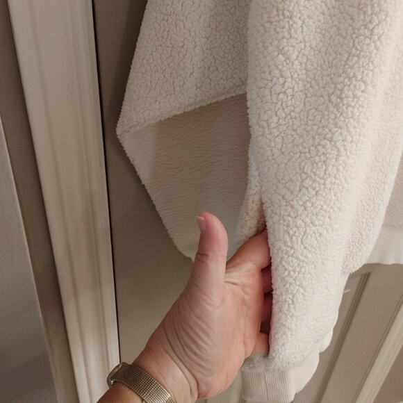 WOMEN'S ARITZIA SUNDAY BEST OVERSIZED IVORY SHERPA HOODIE MEDIUM - Picture 8 of 13